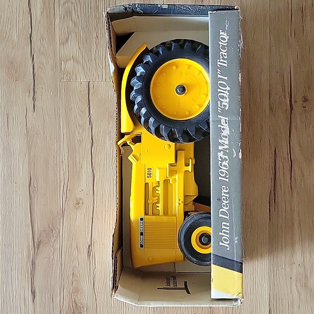 Vintage Stock #: 56291/16 die-cast metal John Deere 1963 Model 5010 NIB